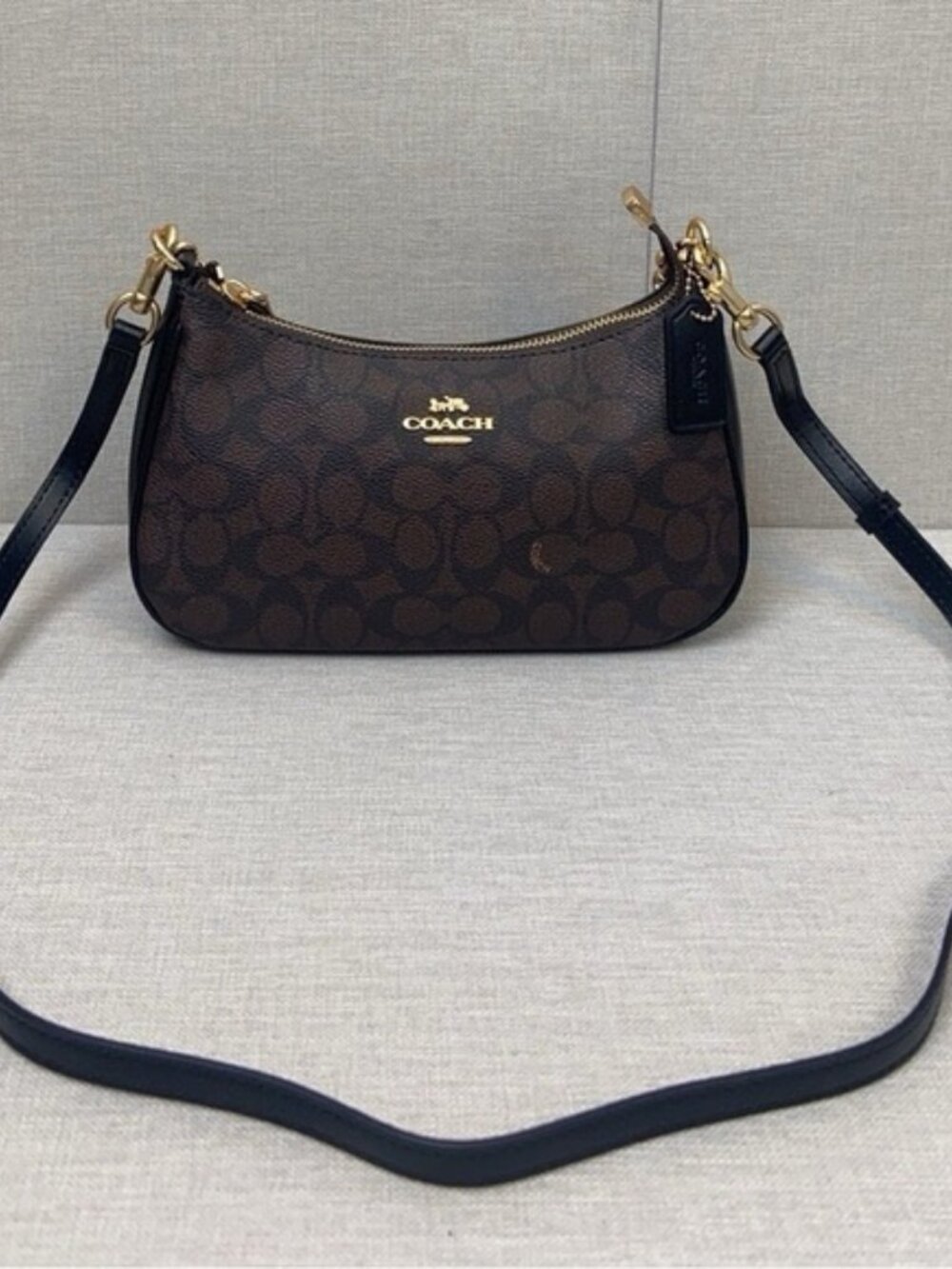 coach Teri Shoulder Bag In Signature Canvas - Picture 2 of 7
